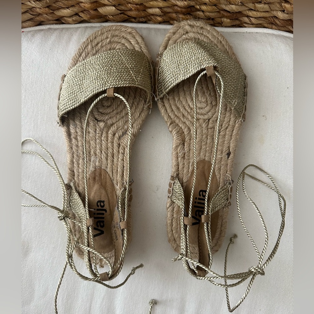 NWT Valija Espadrilles/ Sz 6.5 / Gold
